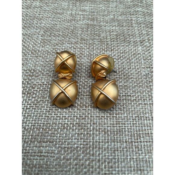 Vintage Signed Carolee Matte goldtone 1.25” Retro Pierced Dangle Earrings Hinged - Picture 1 of 4